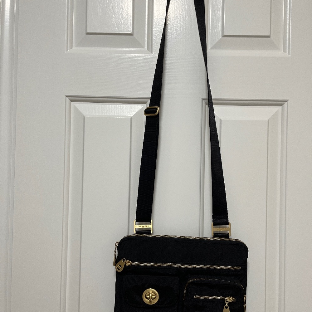 Baggalini Sydney Travel Crossbody Purse Black w GOLD Hardware